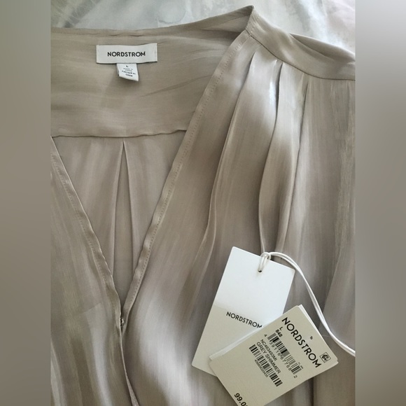 Brand new blouse - Picture 3 of 3